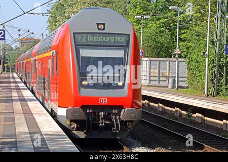 Bahnbetrieb in Ballungsräumen ein Regionalexpress der durchquert zwischen seinen Zielorten das Ruhrgebiet bei Essen Gelsenkirchen Nordrhein-Westfalen Deutschland Rotthausen *** Bahnbetrieb in Ballungsräumen Ein Regionalexpress, der das Ruhrgebiet zwischen seinen Zielen nahe Essen Gelsenkirchen Nordrhein-Westfalen Deutschland Rotthausen durchquert Stockfoto