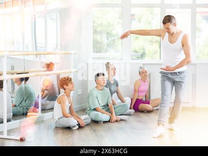 Tänzer, der vor der Klasse Pirouette spielt Stockfoto