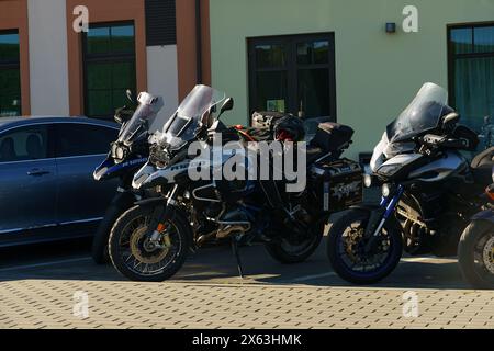 Klaipeda, Litauen - 11. August 2023: Eine Sammlung von Motorrädern, die in einer Reihe nebeneinander auf einem ausgewiesenen Parkplatz geparkt werden. Stockfoto