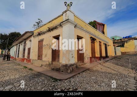 263 Gebäude an der Ecke Calles Alameda und Cristo Street mit geschlossenen Holzfenstern und einer pfirsichgelb-orange gestrichenen Fassade. Trinidad-Kuba. Stockfoto