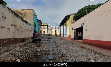 264 Sidecar-Motorrad parkt auf der Westseite der gepflasterten, überfüllten Calle Alameda Street, die sich bis zur Calle Cristo Street abhebt. Trinidad-Kuba. Stockfoto