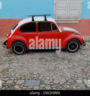 270 Alter 2-türiger, rot-weißer europäischer Economy-Oldtimer - Volkswagen Typ 1, sogenannter Käfer - in der Calle Amargura Straße Nummer 70. Trinidad-Kuba. Stockfoto