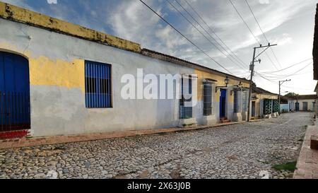 274 Kolonialhäuser auf der Südseite der Calle San Jose Street mit Kopfsteinpflaster bis zur Calle Real del Jigue Street. Trinidad-Kuba. Stockfoto