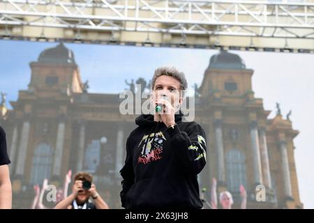 Zagreb, Kroatien, 120524. Die Fans begrüßen den Musiker Baby Lasagna nach seiner Rückkehr aus Malmö, wo er den zweiten Platz beim Eurovision Song Contest auf dem Ban Jelacic Square gewann. Foto: Ivana Grgic / CROPIX Copyright: XxIvanaxGrgicx/xCROPIXx ig docek lasagna19-120524 Stockfoto