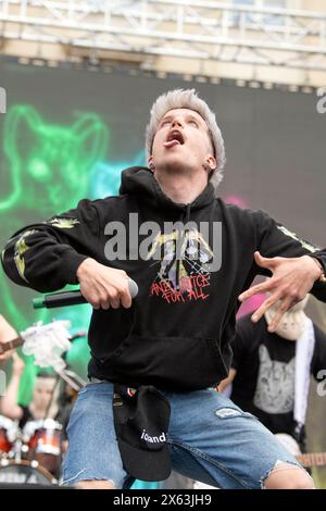 Zagreb, Kroatien, 120524. Die Fans begrüßen den Musiker Baby Lasagna nach seiner Rückkehr aus Malmö, wo er den zweiten Platz beim Eurovision Song Contest auf dem Ban Jelacic Square gewann. Foto: Ivana Grgic / CROPIX Copyright: XxIvanaxGrgicx/xCROPIXx ig docek lasagna26-120524 Stockfoto