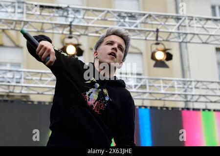 Zagreb, Kroatien, 120524. Die Fans begrüßen den Musiker Baby Lasagna nach seiner Rückkehr aus Malmö, wo er den zweiten Platz beim Eurovision Song Contest auf dem Ban Jelacic Square gewann. Foto: Ivana Grgic / CROPIX Copyright: XxIvanaxGrgicx/xCROPIXx ig docek lasagna13-120524 Stockfoto