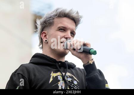 Zagreb, Kroatien, 120524. Die Fans begrüßen den Musiker Baby Lasagna nach seiner Rückkehr aus Malmö, wo er den zweiten Platz beim Eurovision Song Contest auf dem Ban Jelacic Square gewann. Foto: Ivana Grgic / CROPIX Copyright: XxIvanaxGrgicx/xCROPIXx ig docek lasagna23-120524 Stockfoto