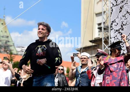 Zagreb, Kroatien, 120524. Die Fans begrüßen den Musiker Baby Lasagna nach seiner Rückkehr aus Malmö, wo er den zweiten Platz beim Eurovision Song Contest auf dem Ban Jelacic Square gewann. Foto: Ivana Grgic / CROPIX Copyright: XxIvanaxGrgicx/xCROPIXx ig docek lasagna4-120524 Stockfoto