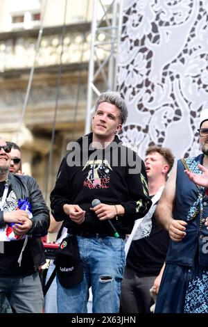 Zagreb, Kroatien, 120524. Die Fans begrüßen den Musiker Baby Lasagna nach seiner Rückkehr aus Malmö, wo er den zweiten Platz beim Eurovision Song Contest auf dem Ban Jelacic Square gewann. Foto: Ivana Grgic / CROPIX Copyright: XxIvanaxGrgicx/xCROPIXx ig docek lasagna22-120524 Stockfoto