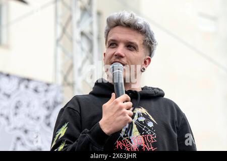 Zagreb, Kroatien, 120524. Die Fans begrüßen den Musiker Baby Lasagna nach seiner Rückkehr aus Malmö, wo er den zweiten Platz beim Eurovision Song Contest auf dem Ban Jelacic Square gewann. Foto: Ivana Grgic / CROPIX Copyright: XxIvanaxGrgicx/xCROPIXx ig docek lasagna24-120524 Stockfoto