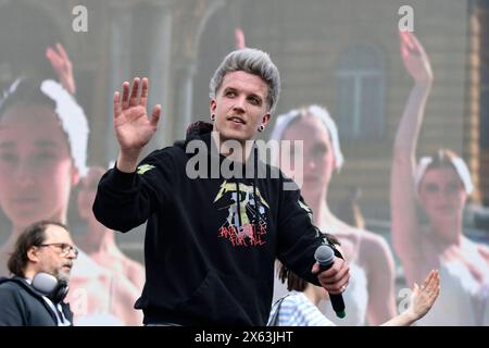 Zagreb, Kroatien, 120524. Die Fans begrüßen den Musiker Baby Lasagna nach seiner Rückkehr aus Malmö, wo er den zweiten Platz beim Eurovision Song Contest auf dem Ban Jelacic Square gewann. Foto: Ivana Grgic / CROPIX Copyright: XxIvanaxGrgicx/xCROPIXx ig docek lasagna9-120524 Stockfoto