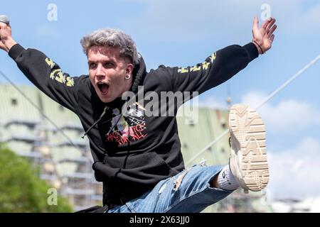 Zagreb, Kroatien, 120524. Die Fans begrüßen den Musiker Baby Lasagna nach seiner Rückkehr aus Malmö, wo er den zweiten Platz beim Eurovision Song Contest auf dem Ban Jelacic Square gewann. Foto: Ivana Grgic / CROPIX Copyright: XxIvanaxGrgicx/xCROPIXx ig docek lasagna10-120524 Stockfoto