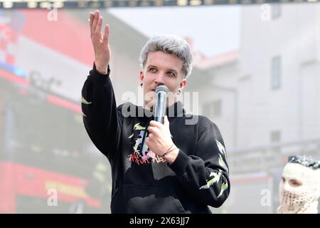 Zagreb, Kroatien, 120524. Die Fans begrüßen den Musiker Baby Lasagna nach seiner Rückkehr aus Malmö, wo er den zweiten Platz beim Eurovision Song Contest auf dem Ban Jelacic Square gewann. Foto: Ivana Grgic / CROPIX Copyright: XxIvanaxGrgicx/xCROPIXx ig docek lasagna3-120524 Stockfoto