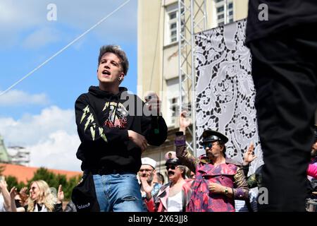 Zagreb, Kroatien, 120524. Die Fans begrüßen den Musiker Baby Lasagna nach seiner Rückkehr aus Malmö, wo er den zweiten Platz beim Eurovision Song Contest auf dem Ban Jelacic Square gewann. Foto: Ivana Grgic / CROPIX Copyright: XxIvanaxGrgicx/xCROPIXx ig docek lasagna5-120524 Stockfoto