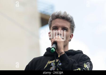 Zagreb, Kroatien, 120524. Die Fans begrüßen den Musiker Baby Lasagna nach seiner Rückkehr aus Malmö, wo er den zweiten Platz beim Eurovision Song Contest auf dem Ban Jelacic Square gewann. Foto: Ivana Grgic / CROPIX Copyright: XxIvanaxGrgicx/xCROPIXx ig docek lasagna12-120524 Stockfoto