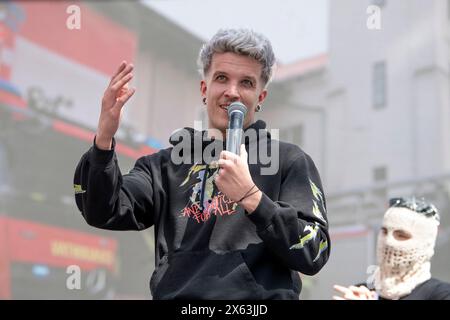 Zagreb, Kroatien, 120524. Die Fans begrüßen den Musiker Baby Lasagna nach seiner Rückkehr aus Malmö, wo er den zweiten Platz beim Eurovision Song Contest auf dem Ban Jelacic Square gewann. Foto: Ivana Grgic / CROPIX Copyright: XxIvanaxGrgicx/xCROPIXx ig docek lasagna30-120524 Stockfoto