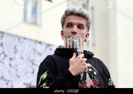 Zagreb, Kroatien, 120524. Die Fans begrüßen den Musiker Baby Lasagna nach seiner Rückkehr aus Malmö, wo er den zweiten Platz beim Eurovision Song Contest auf dem Ban Jelacic Square gewann. Foto: Ivana Grgic / CROPIX Copyright: XxIvanaxGrgicx/xCROPIXx ig docek lasagna33-120524 Stockfoto