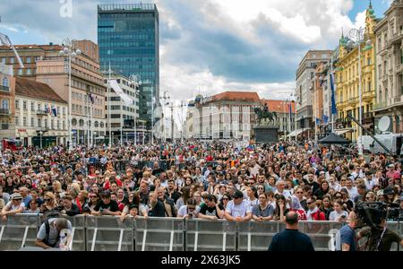 Zagreb, Kroatien, 120524. Die Fans begrüßen den Musiker Baby Lasagna nach seiner Rückkehr aus Malmö, wo er den zweiten Platz beim Eurovision Song Contest auf dem Ban Jelacic Square gewann. Foto: Ivana Grgic / CROPIX Copyright: XxIvanaxGrgicx/xCROPIXx ig docek lasagna34-120524 Stockfoto