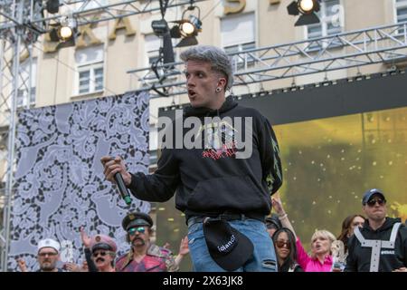 Zagreb, Kroatien, 120524. Die Fans begrüßen den Musiker Baby Lasagna nach seiner Rückkehr aus Malmö, wo er den zweiten Platz beim Eurovision Song Contest auf dem Ban Jelacic Square gewann. Foto: Ivana Grgic / CROPIX Copyright: XxIvanaxGrgicx/xCROPIXx ig docek lasagna29-120524 Stockfoto