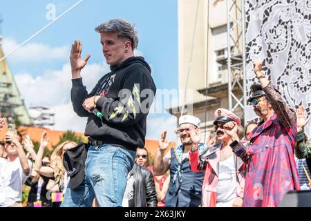 Zagreb, Kroatien, 120524. Die Fans begrüßen den Musiker Baby Lasagna nach seiner Rückkehr aus Malmö, wo er den zweiten Platz beim Eurovision Song Contest auf dem Ban Jelacic Square gewann. Foto: Ivana Grgic / CROPIX Copyright: XxIvanaxGrgicx/xCROPIXx ig docek lasagna11-120524 Stockfoto