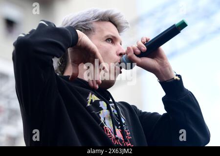 Zagreb, Kroatien, 120524. Die Fans begrüßen den Musiker Baby Lasagna nach seiner Rückkehr aus Malmö, wo er den zweiten Platz beim Eurovision Song Contest auf dem Ban Jelacic Square gewann. Foto: Ivana Grgic / CROPIX Copyright: XxIvanaxGrgicx/xCROPIXx ig docek lasagna14-120524 Stockfoto