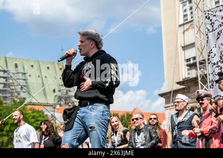 Zagreb, Kroatien, 120524. Die Fans begrüßen den Musiker Baby Lasagna nach seiner Rückkehr aus Malmö, wo er den zweiten Platz beim Eurovision Song Contest auf dem Ban Jelacic Square gewann. Foto: Ivana Grgic / CROPIX Copyright: XxIvanaxGrgicx/xCROPIXx ig docek lasagna28-120524 Stockfoto