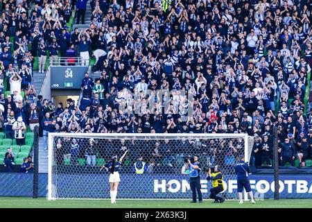 MELBOURNE, AUSTRALIEN – 12. MAI: Geigerin Evangeline Victoria tritt vor dem Start des Isuzu Ute A-League Männer Semi-Final First Leg Football Match zwischen Melbourne Victory FC und Wellington Phoenix FC am 12. Mai 2024 im AAMI Park auf. (Foto: Santanu Banik/Speed Media/icon Sportswire) Stockfoto