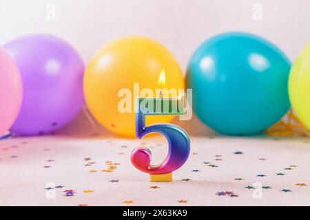 Festlichkeiten Zum Fünften Jahrestag: Farbenfrohe Einrichtung Stockfoto