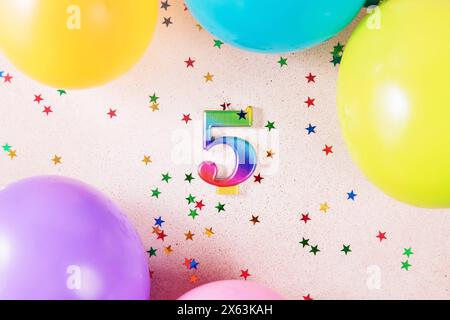 Bunte Fünfte Feier: Regenbogenzahl und Ballons Stockfoto