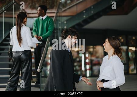 Multikulturelle Geschäftspartner diskutieren Strategien außerhalb des Büros Stockfoto