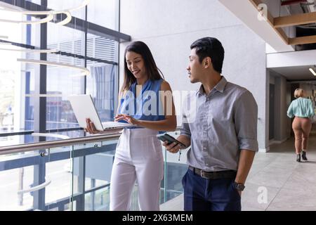 Birassischer Manager und asiatischer Mann-View-Laptop Stockfoto