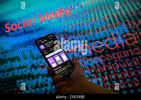 Brüssel, Belgien Mai 2024. Die App Truth Social wird auf einem Smartphone mit sozialen Medien angezeigt – Desinformationswelten, die im Hintergrund in dieser Fotoabbildung sichtbar sind. Aufgenommen in Brüssel, Belgien. Am 12. Mai 2024. (Jonathan Raa/SIPA USA) *** ausschließlich für redaktionelle Nachrichten *** Credit: SIPA USA/Alamy Live News Stockfoto