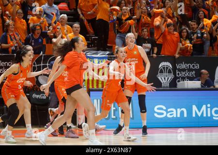 Die Valencia Basket Damenmannschaft feiert den Titel der spanischen Basketball-Liga der Frauen in der La Fonteta Arena Stockfoto