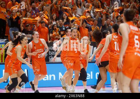 Die Valencia Basket Damenmannschaft feiert den Titel der spanischen Basketball-Liga der Frauen in der La Fonteta Arena Stockfoto