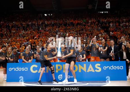 Die Valencia Basket Damenmannschaft feiert den Titel der spanischen Basketball-Liga der Frauen in der La Fonteta Arena Stockfoto