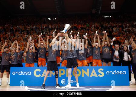 Die Valencia Basket Damenmannschaft feiert den Titel der spanischen Basketball-Liga der Frauen in der La Fonteta Arena Stockfoto