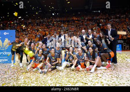 Die Valencia Basket Damenmannschaft feiert den Titel der spanischen Basketball-Liga der Frauen in der La Fonteta Arena Stockfoto