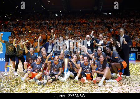 Die Valencia Basket Damenmannschaft feiert den Titel der spanischen Basketball-Liga der Frauen in der La Fonteta Arena Stockfoto