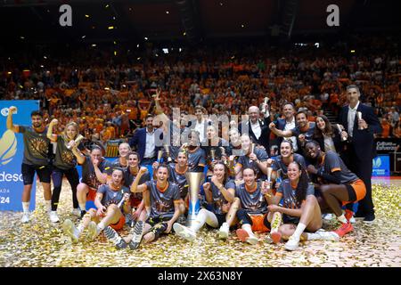 Die Valencia Basket Damenmannschaft feiert den Titel der spanischen Basketball-Liga der Frauen in der La Fonteta Arena Stockfoto