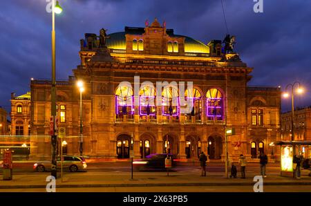 Wiener Staatsoper auf Opernring am Abend Stockfoto