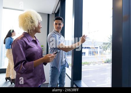 In modernen Büros, verschiedene junge Teams arbeiten zusammen, Kopierraum Stockfoto