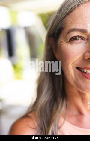 Zu Hause, reife weiße Frau mit Lächellinien, die Glück zeigen Stockfoto