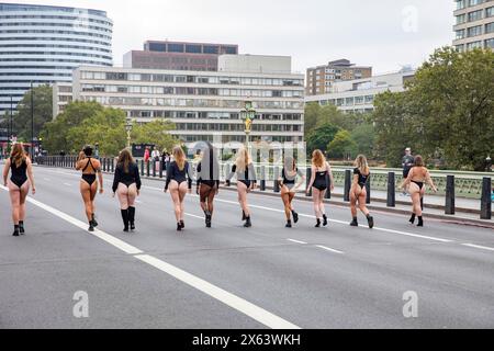 Rückansicht von Frauen Mädchen in schwarzen Trikots gehen entlang der Westminster Bridge London in Richtung St Thomas' NHS Lehrkrankenhaus, Frauen Protest/Macht, London Stockfoto