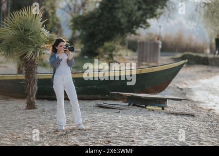 Professioneller Fotograf, der ruhige Momente am See an einem sonnigen Urlaubstag festnimmt Stockfoto