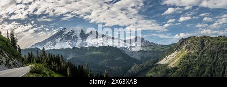 Panorama des Mount Rainier entlang der Stevens Canyon Road im Mount Rainier National Park Stockfoto