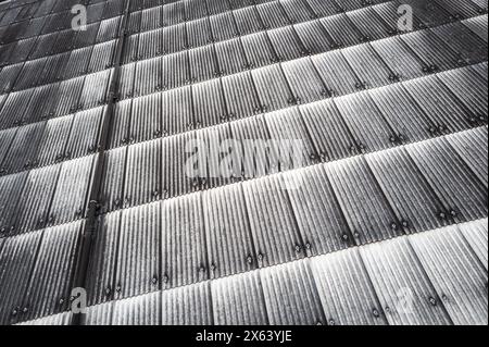 12. Mai 2024. Elgin, Moray, Schottland. Das sind Asbest-Wellpaneele an der Außenwand eines Gebäudes in Elgin. Stockfoto