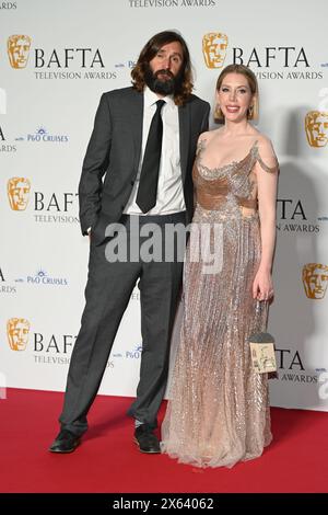 Royal Festival Hall, LONDON, ENGLAND, Großbritannien - 12. MAI 2024: Die Moderatoren des Comedy Entertainment Award Joe Wilkinson und Katherine Ryan posieren im Winners Room während der BAFTA Television Awards 2024 mit P&O Cruises, London, Großbritannien. Quelle: Siehe Li/Picture Capital/Alamy Live News Stockfoto