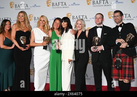 Royal Festival Hall, LONDON, ENGLAND, Vereinigtes Königreich - 12. MAI 2024: (Aus zweiter L-R) Stefania Aleksander, Tess Daly, Sarah James, Claudia Winkleman, Nicola Fitzgerald, Jack Gledhill und Robin Lee-Perrella posieren mit dem Entertainment Award für „Strictly Come Dancing“ im Winners Room während der BAFTA Television Awards 2024 mit P&O Cruises, London, Großbritannien. Quelle: Siehe Li/Picture Capital/Alamy Live News Stockfoto