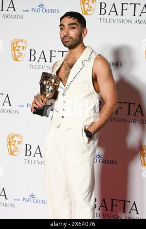 Royal Festival Hall, LONDON, ENGLAND, Großbritannien - 12. MAI 2024: Mawaan Rizwan posiert mit der männlichen Performance in einem Comedy Programm Award während der BAFTA Television Awards 2024 mit P&O Cruises im Winners Room während der BAFTA Television Awards 2024 mit P&O Cruises, London. Quelle: Siehe Li/Picture Capital/Alamy Live News Stockfoto