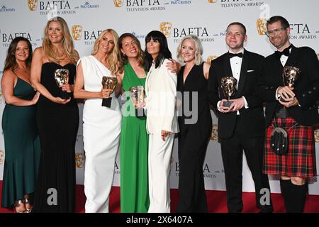 Royal Festival Hall, LONDON, ENGLAND, Vereinigtes Königreich - 12. MAI 2024: (Aus zweiter L-R) Stefania Aleksander, Tess Daly, Sarah James, Claudia Winkleman, Nicola Fitzgerald, Jack Gledhill und Robin Lee-Perrella posieren mit dem Entertainment Award für „Strictly Come Dancing“ im Winners Room während der BAFTA Television Awards 2024 mit P&O Cruises, London, Großbritannien. Quelle: Siehe Li/Picture Capital/Alamy Live News Stockfoto